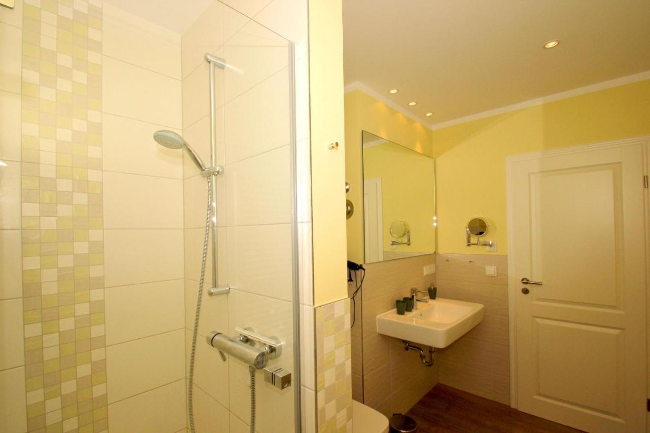 גוהרן Zentrumsnahe Ferienwohnung Mit Balkon, Gratis Nutzung Vom Ahoi Erlebnisbad Und Sauna In Sellin, Eigene Sauna - Villa Antje Whg 10 מראה חיצוני תמונה
